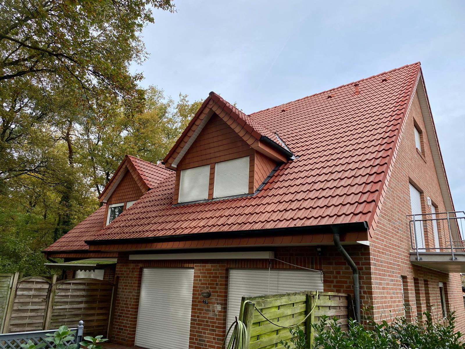 Dachreinigung Freren Nachher: Das gereinigte Dach sieht wieder aus wie neu verlegt.